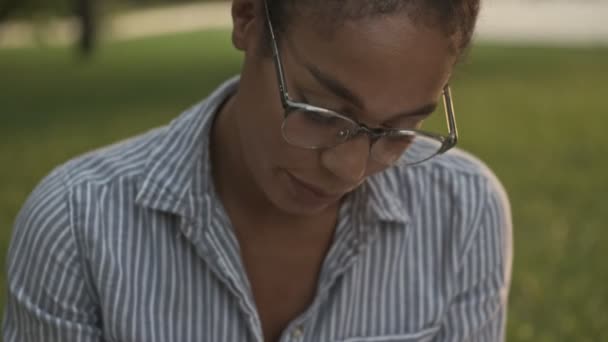 Sorrindo Mulher Africana Bonita Óculos Terminando Conversa Escrevendo Algo Depois — Vídeo de Stock