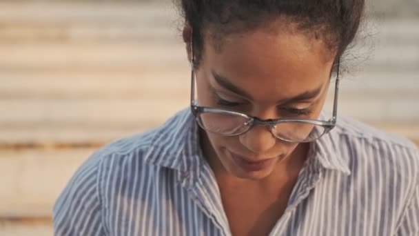 Sorrindo Mulher Muito Africana Óculos Segurando Computador Portátil Olhando Para — Vídeo de Stock