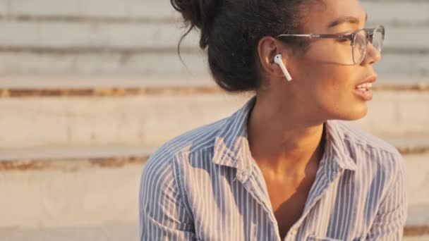 Souriant Jolie Femme Africaine Dans Les Lunettes Utilisant Ordinateur Portable — Video