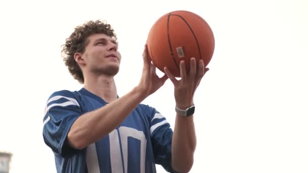 Zicht Van Onderen Van Glimlachende Krullende Knappe Man Basketbal Spelend — Stockvideo