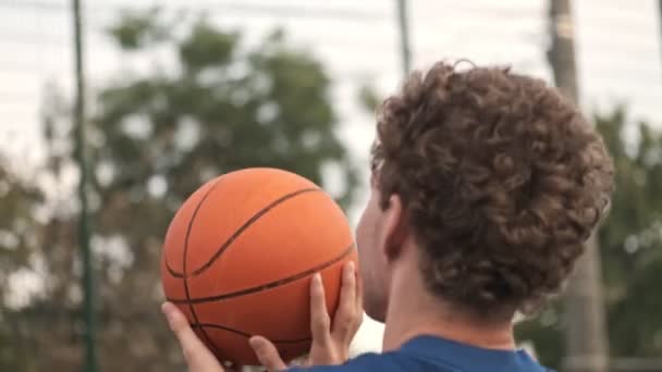 Achteraanzicht Van Krullende Knappe Man Basketbal Spelend Basketbalveld Buiten — Stockvideo