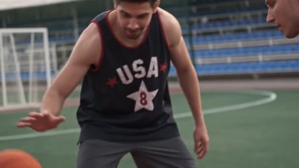 Enfocado Hombres Guapos Felices Jugando Baloncesto Patio Aire Libre — Vídeo de stock