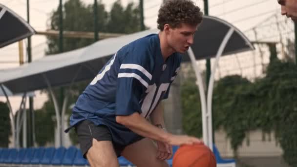 Konsantre Olmuş Gülümseyen Yakışıklı Adamlar Dışarıda Oyun Bahçesinde Basketbol Oynuyorlar — Stok video