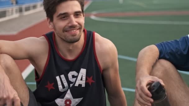 Χαρούμενοι Όμορφοι Μπασκετμπολίστες Που Μιλάνε Και Χαλαρώνουν Μετά Παιχνίδι Ενώ — Αρχείο Βίντεο