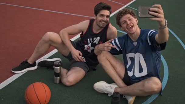 Jogadores Basquete Bonitos Alegres Fazendo Selfie Smartphone Relaxando Após Jogo — Vídeo de Stock