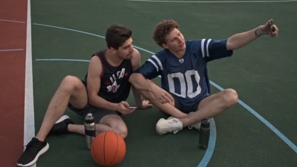 Felices Jugadores Baloncesto Guapos Haciendo Selfie Teléfono Inteligente Relajarse Después — Vídeo de stock