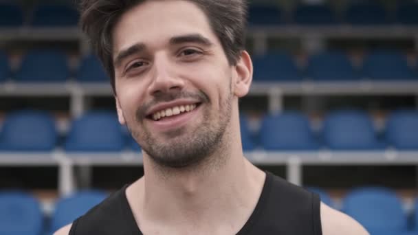 Close Vista Homem Bonito Alegre Olhando Para Câmera Tornando Feliz — Vídeo de Stock