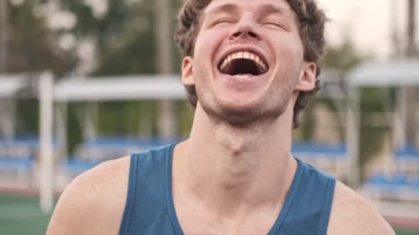 Neşeli Kıvırcık Yakışıklı Bir Adamın Kameraya Bakarken Ağzı Açık Güldüğü — Stok video