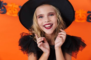 Kafkasyalı güzel bir kızın gülüşünü ve kameraya bakışını görüntüle.