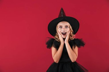 Cadılar bayramı kostümlü küçük cadı kız.