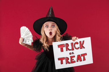 Kopya alanını boş tutan şoke olmuş küçük cadı kız.