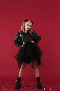 Cadılar Bayramı kostümündeki şeytan izole edilmiş.