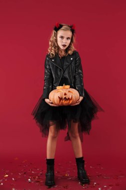 Cadılar Bayramı kostümündeki şeytan izole edilmiş.