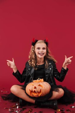 Cadılar Bayramı kostümlü küçük şeytan kız.