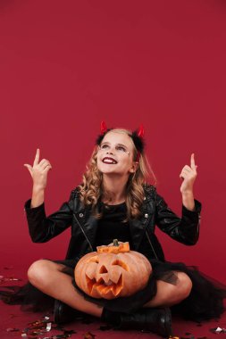 Cadılar Bayramı kostümlü küçük şeytan kız.