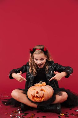 Cadılar Bayramı kostümlü küçük şeytan kız.