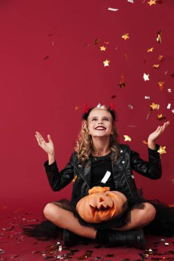 Cadılar Bayramı kostümlü küçük şeytan kız.