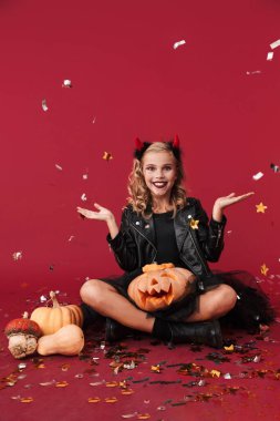 Cadılar Bayramı kostümlü küçük şeytan kız.