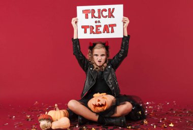 Cadılar bayramı kostümündeki şeytan boş duruyor.