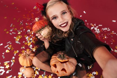 Cadılar bayramı kostümündeki şeytan kız. Kamerayla selfie çek..