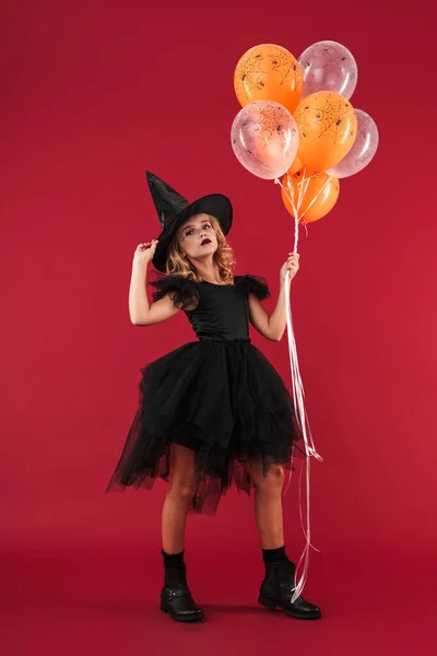 Strega in costume di carnevale Halloween con palloncini — Foto Stock