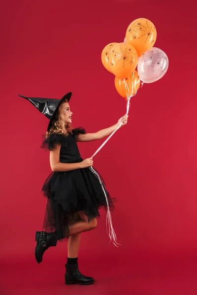 Feliz menina bonita bruxa no carnaval halloween traje — Fotografia de Stock