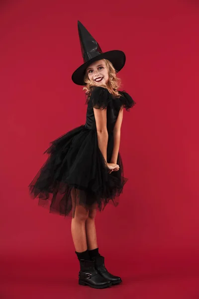 Bella strega bambina in costume di carnevale di Halloween — Foto Stock