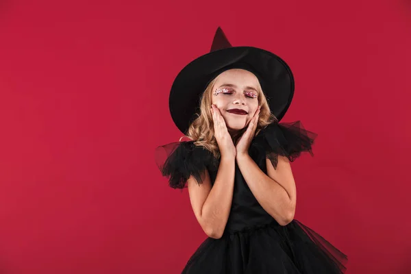 Ragazzina allegra che indossa il costume da strega di Halloween — Foto Stock