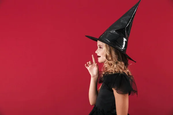 Usmívající se holčička čarodějnice v karnevalu halloween kostým — Stock fotografie