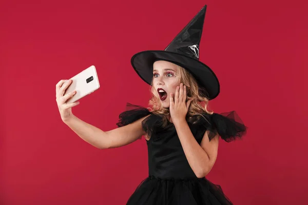 Bruja en traje de Halloween carnaval tomar selfie por teléfono móvil . —  Fotos de Stock