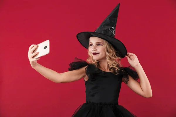 Feliz menina bruxa no carnaval halloween traje — Fotografia de Stock