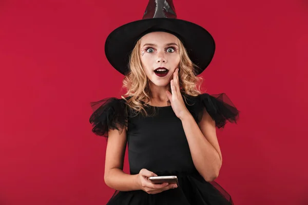 Menina alegre vestindo traje de bruxa de Halloween — Fotografia de Stock