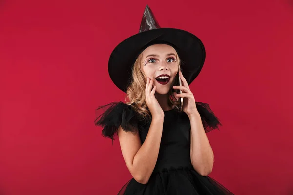 Menina alegre vestindo traje de bruxa de Halloween — Fotografia de Stock