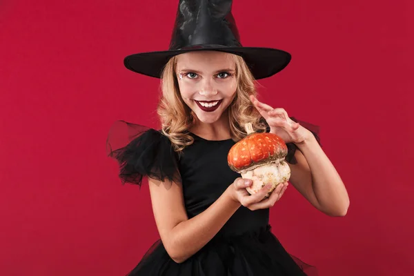 Petite fille sorcière en costume de carnaval d'Halloween — Photo