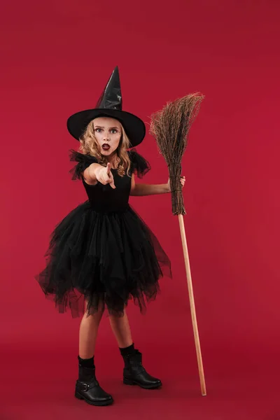 Petite fille confuse sorcière en costume de carnaval d'Halloween — Photo