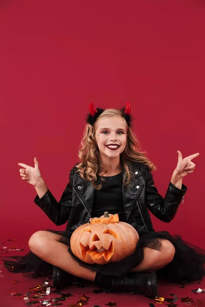 Ragazzina diavolo in costume di carnevale di Halloween — Foto Stock