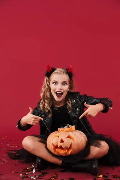 Menina diabo no carnaval halloween traje — Fotografia de Stock