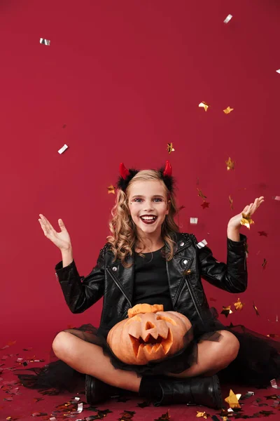 Ragazzina diavolo in costume di carnevale di Halloween — Foto Stock