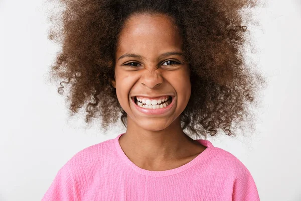 Krullend meisje kind tonen haar tanden. — Stockfoto