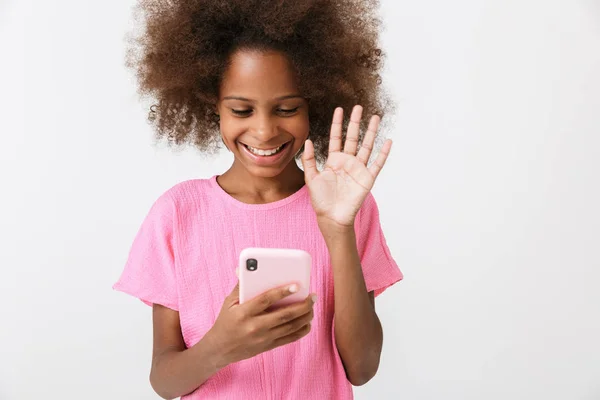 Onnellinen nuori afrikkalainen tyttö lapsi käyttää matkapuhelinta . — kuvapankkivalokuva