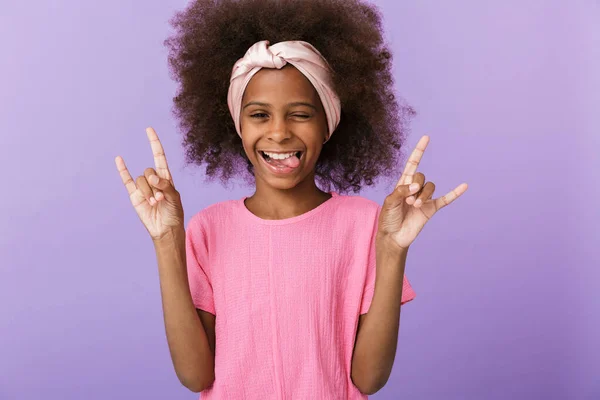 Fiatal afrikai lány gyerek bemutató rock gesztus. — Stock Fotó