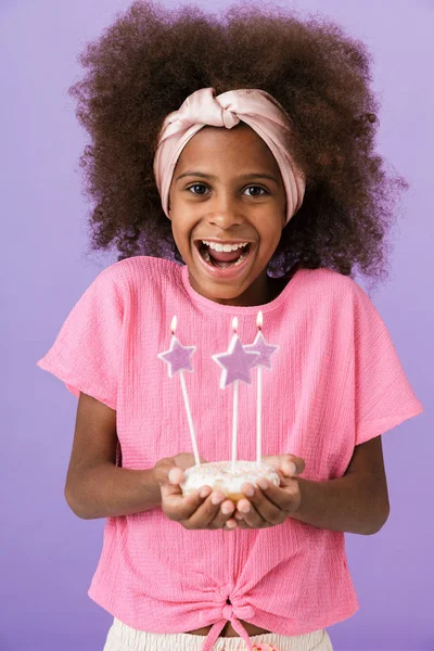Positive young african girl kid holding birthday cake. — Stock Photo, Image