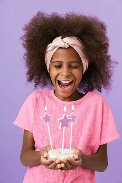 Positif jeune fille africaine enfant tenant gâteau d'anniversaire . — Photo