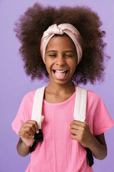 Afrikaans meisje kid poseren geïsoleerde holding rugzak. — Stockfoto