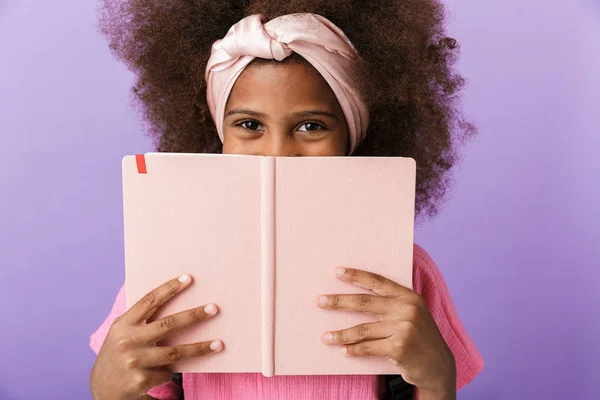 Αισιόδοξη νεαρή Αφρικανή που καλύπτει το πρόσωπο πίσω από το βιβλίο — Φωτογραφία Αρχείου