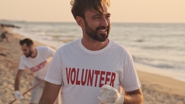 Boldog Öko Önkéntesek Takarítanak Strand Műanyag Gereblyék Tengerparton — Stock videók