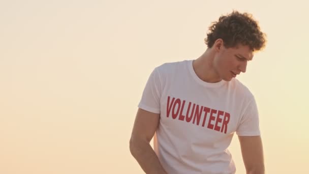 Attraktive Junge Öko Freiwillige Arbeiten Mit Harken Während Sie Frühen — Stockvideo