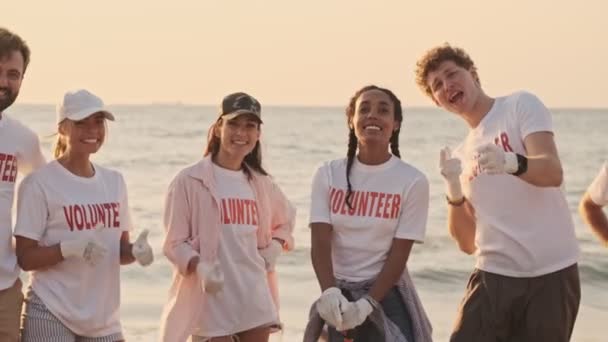 Des Bénévoles Écologiques Souriants Positifs Montrent Les Pouces Tout Nettoyant — Video