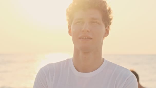 Молодой Уверенный Себе Волонтер Очищает Пляж Мусора Группой Людей — стоковое видео