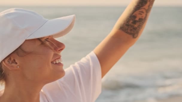 Šťastný Usmívající Mladý Pár Muž Žena Čistí Pláž Plastu Pobřeží — Stock video